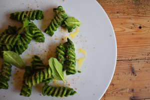 Elica agli spinaci, bottarga di merluzzo Skrei e Lugana Riserva 2016 Zenato